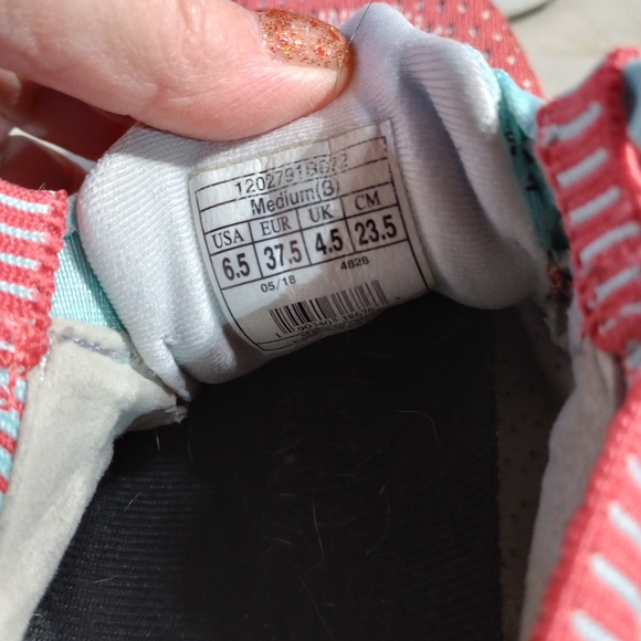 Variety of tennis shoes - Picture 1 of 16
